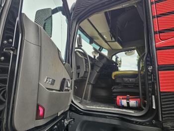 FH16.750 8x4 / 260T / RETARDER / FULL AIR